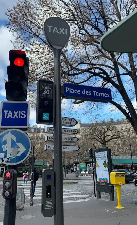 photos de station de taxi Paris 8